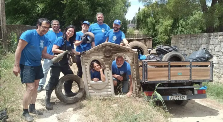 Fotografia do grupo de voluntários de limpam o rio